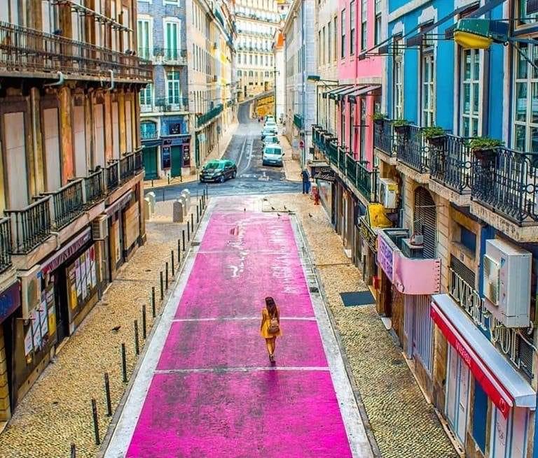 mulher a passear na rua cor de rosa em lisboa